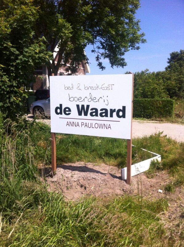 Señalización de 'bed & breakfast boerderij de Waard' cerca de Anna Paulowna.
