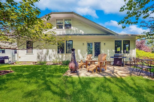 Dog-friendly home with full kitchen, private W/D, & outdoor firepit