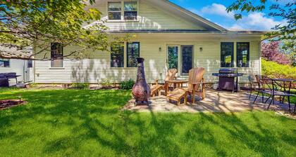 Tilava koti w / täydellinen keittiö, puuhella, kuisti ja ulkona palo kuoppaan