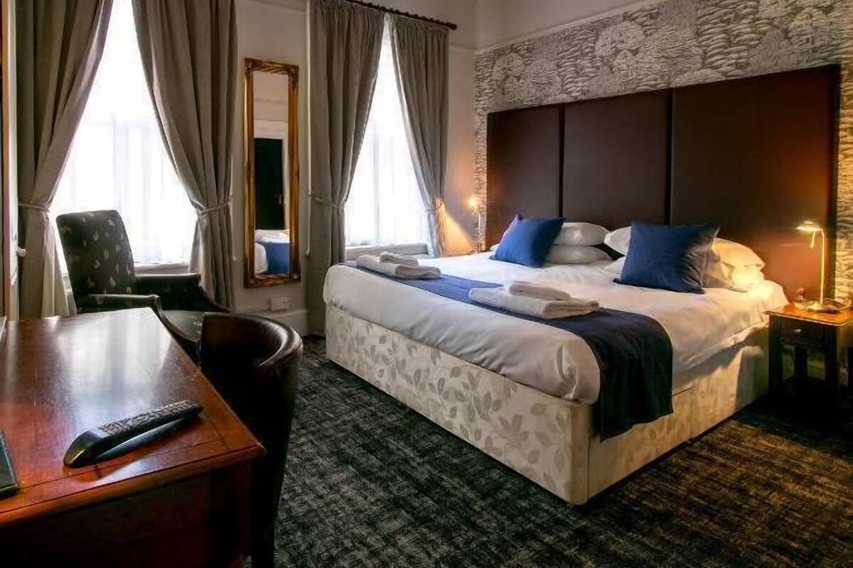 Quarto casal ou duplo (Rooms 1, 2 & 3) | Escrivaninha, ferros/tábuas de passar roupa, berços (sobretaxa)