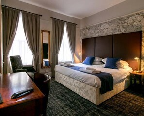 Quarto casal ou duplo (Rooms 1, 2 & 3) | Escrivaninha, ferros/tábuas de passar roupa, berços (sobretaxa)