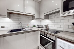 Business Apartment, Accessible, Private Bathroom (1 Bedroom) | Private kitchen | Fridge, microwave, oven, stovetop - Park Lane Apartments - Clarges St (London)