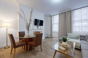 Premium-Apartment, barrierefrei, eigenes Bad | Essbereich im Zimmer