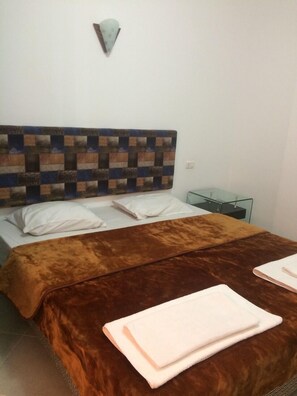 Cortinas blackout, tabla de planchar con plancha y wifi 