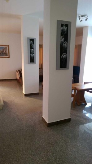 Cortinas blackout, tabla de planchar con plancha y wifi