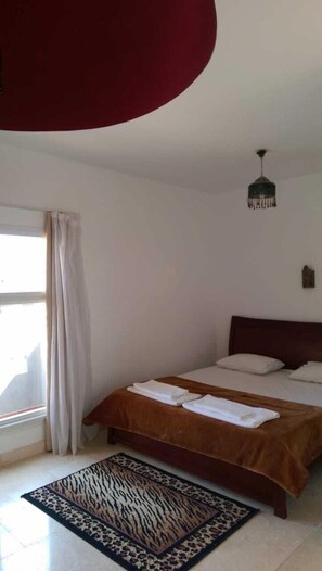 Cortinas blackout, tabla de planchar con plancha y wifi 