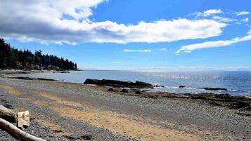 Beach nearby, sun loungers, beach towels