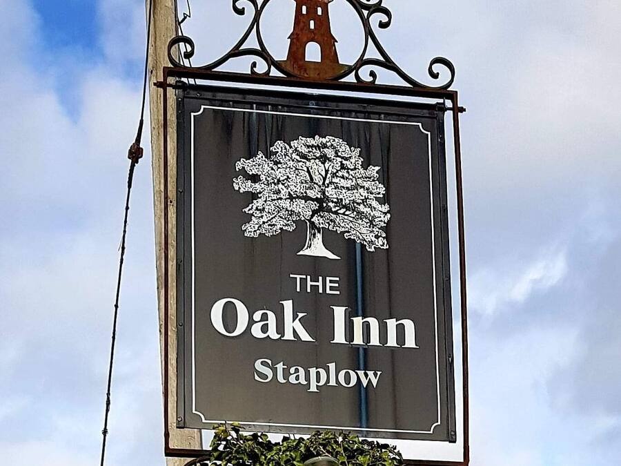 Une enseigne pour l’auberge The Oak Inn, située à Staplow, avec un emblème représentant un arbre.