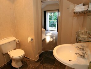 Deluxe Triple Room, Ensuite (Countryside view) | Bathroom | Towels