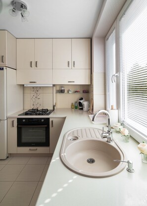 Oven, stovetop, espresso maker, electric kettle - Royal Garden Apartment (Warsaw)