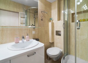 Een douche, een regendouche, gratis toiletartikelen, een haardroger