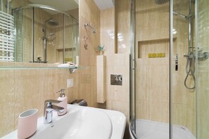 Bathroom shower - Royal Garden Apartment (Warsaw)