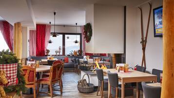 Se sirven almuerzos y cenas, restaurante con mesas al aire libre