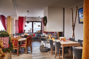 供應午餐、晚餐；地區菜；室外用餐