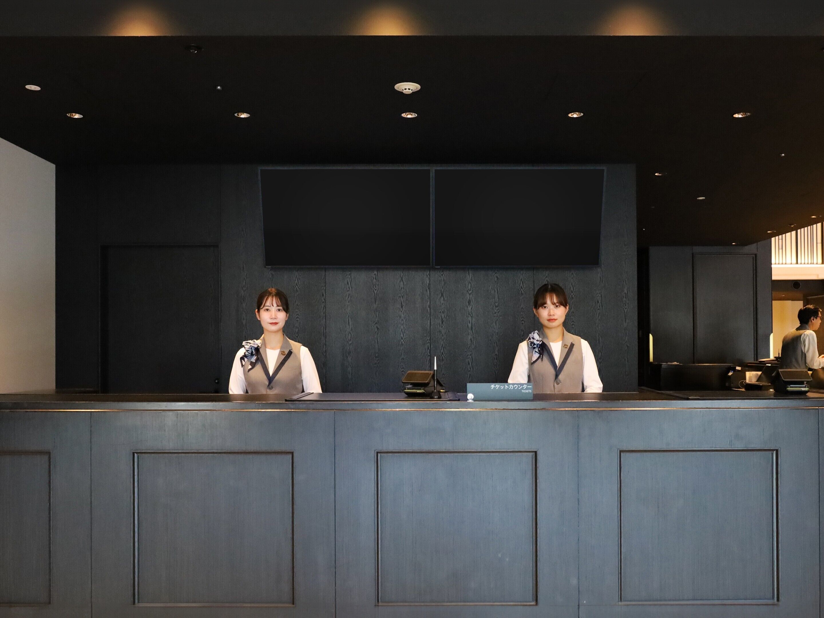 Un comptoir d’accueil avec deux employés.