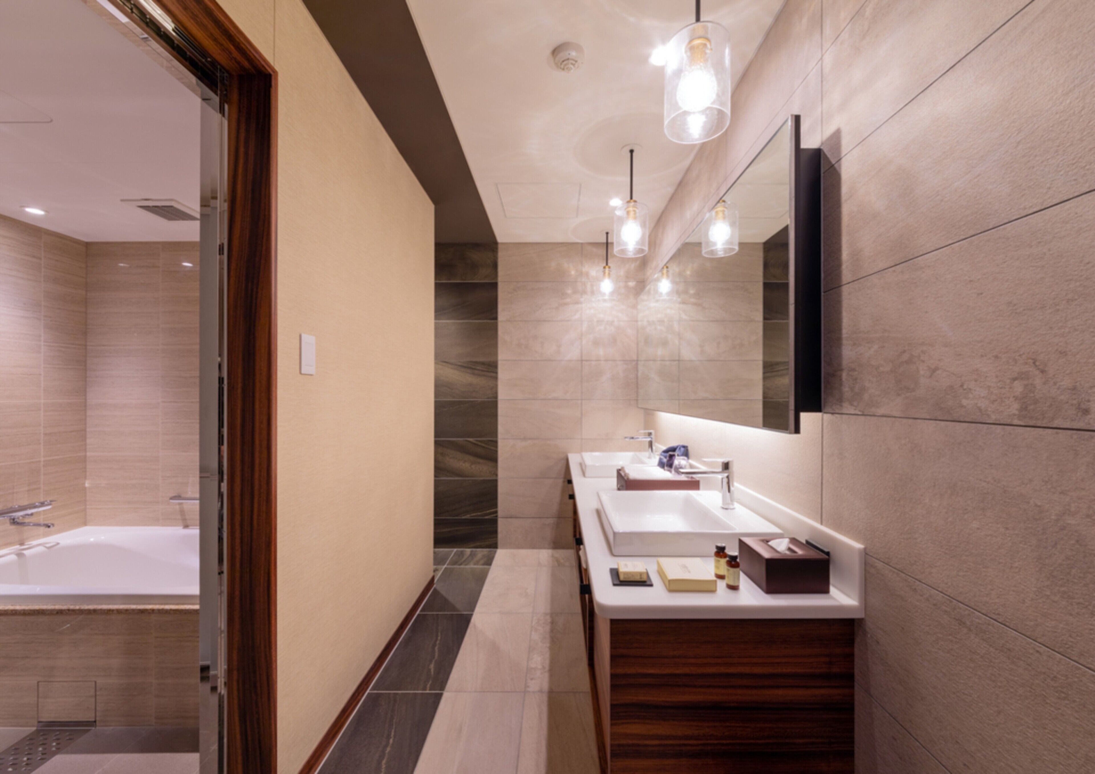 luxury [mode twin], non smoking (breakfast and executive lounge access included) | bathroom | free toiletries, hair dryer, slippers, bidet