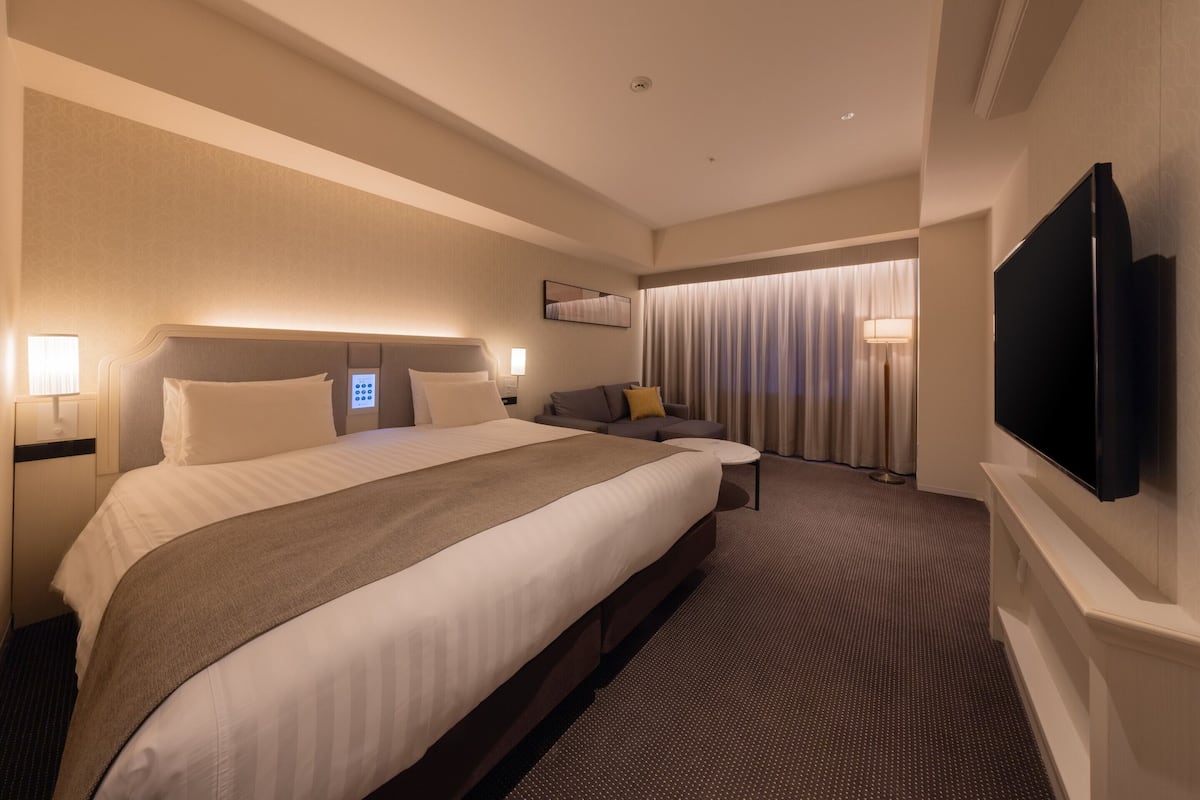Premium Double Room, 1 King Bed, Non Smoking | 1 bedroom, in-room safe, blackout drapes, free WiFi