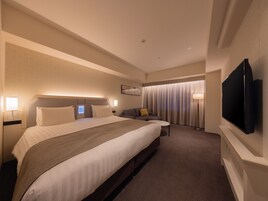 Premium Double Room, 1 King Bed, Non Smoking | In-room safe, blackout drapes, free WiFi, bed sheets