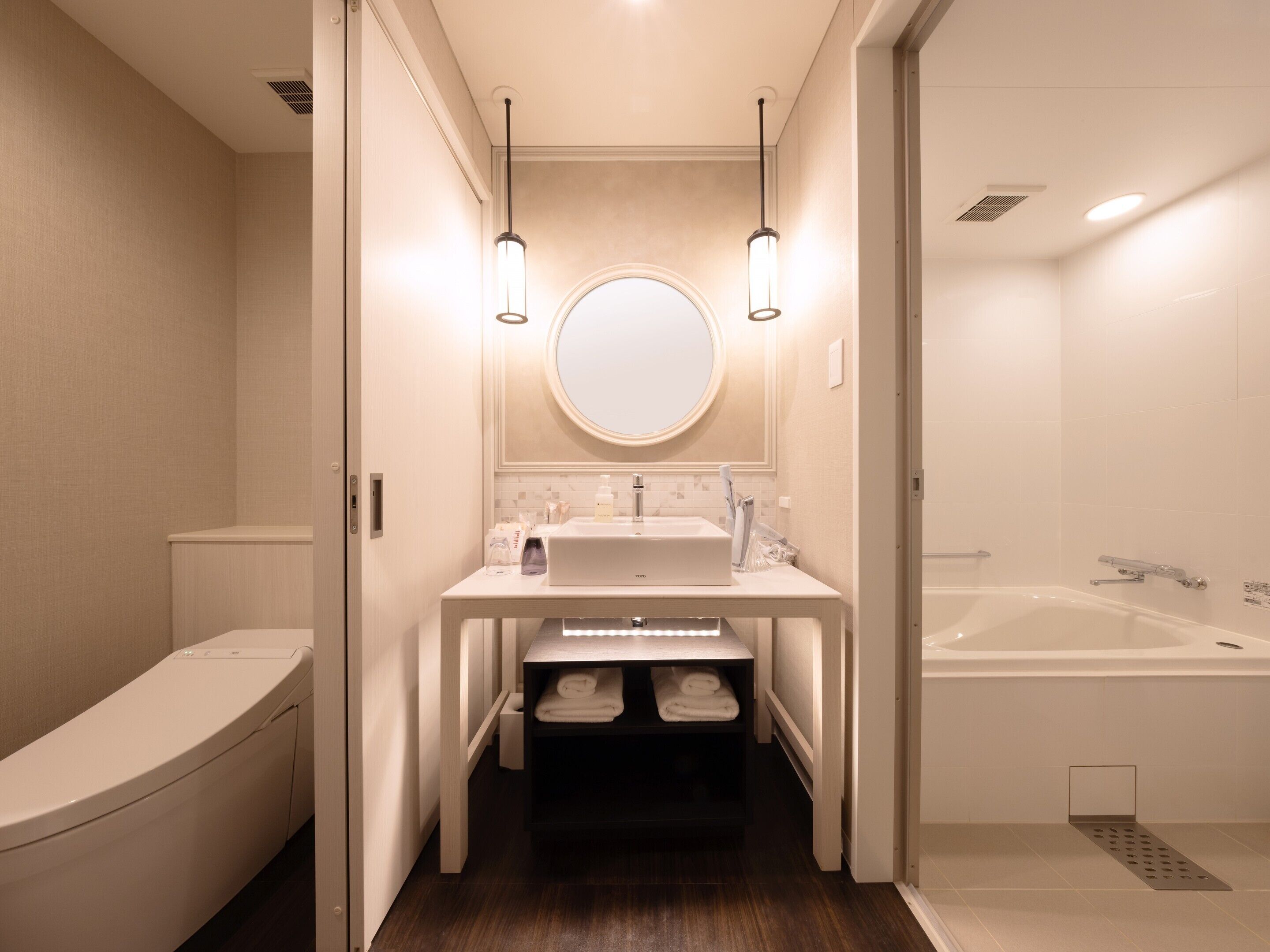 Une salle de bain moderne équipée de toilettes, d’un lavabo et d’une baignoire.