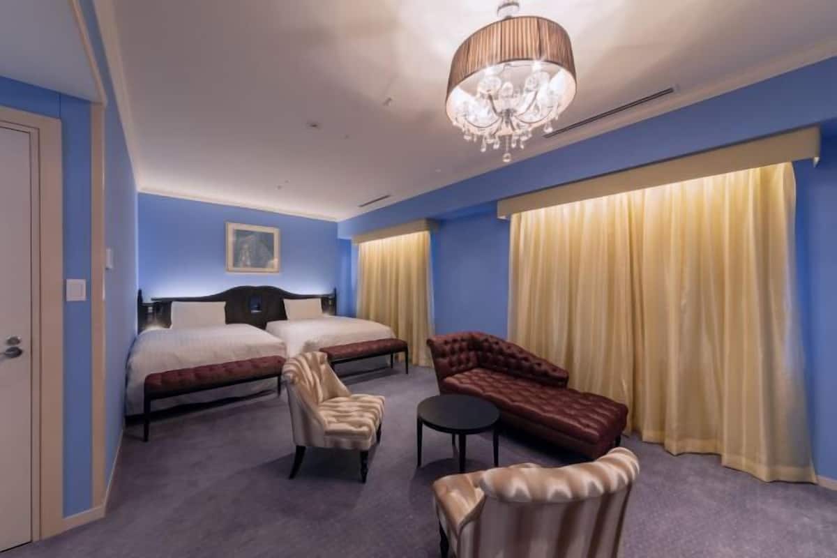 In-room safe, blackout curtains, free WiFi, bed sheets