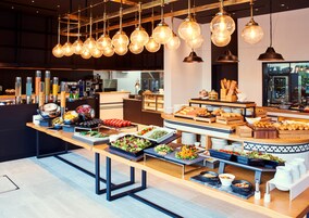 朝食 (ビュッフェ)、毎日提供 (1 名様 4400 JPY)