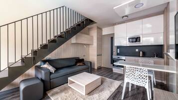 Deluxe-ullakkohuoneisto | 1 makuuhuone, tallelokero huoneessa, työpöytä, pimennysverhot