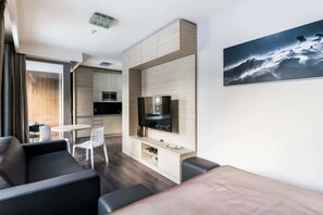 Studiosuite – deluxe | 1 soverom, safe på rommet, skrivebord og blendingsgardiner