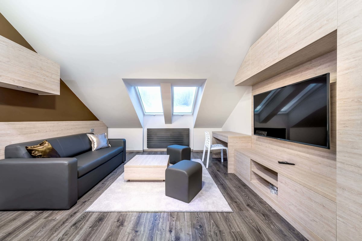 Deluxe Apartment | 1 bedroom, in-room safe, desk, blackout curtains