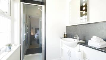 Standard Double Room | Bathroom | Free toiletries, hair dryer, towels