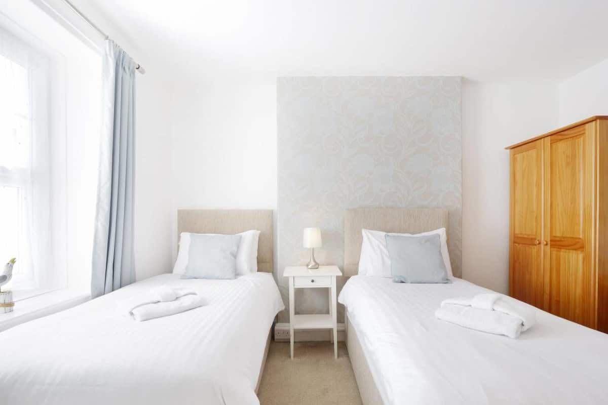 Habitación estándar con 2 camas individuales | Wifi gratis y ropa de cama
