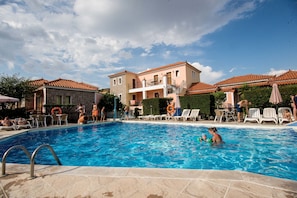 시즌별로 운영되는 야외 수영장, 08:30 ~ 19:00 오픈, 수영장 파라솔, 일광욕 의자