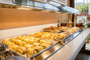 매일 풀 브렉퍼스트 아침 식사(1인당 EUR 8)