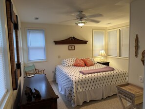 3 bedrooms, iron/ironing board, WiFi - Super Clean Home on a Quiet Cul-De-Sac in the Woods. (Lewes)