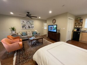2 bedrooms, iron/ironing board, free WiFi, bed sheets
