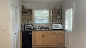 Réfrigérateur, micro-ondes, four, cafetiÚre/bouilloire