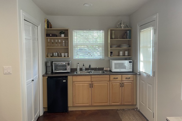 Fridge, microwave, oven, coffee/tea maker