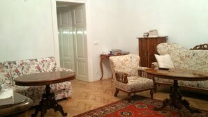 Interior - Great  location in the heart of Prague luxurious apartement Sleeps 6+ baby crib  (Praha 1)