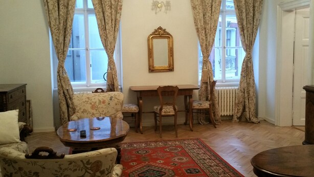 Interior - Great  location in the heart of Prague luxurious apartement Sleeps 6+ baby crib  (Praha 1)