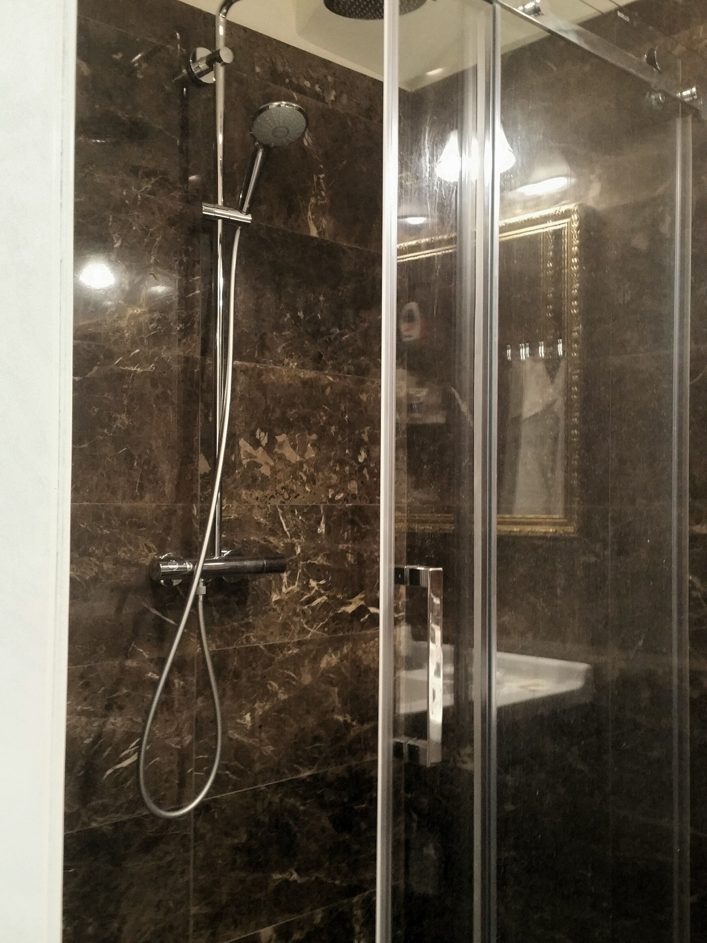 Douche, séchoir à cheveux, serviettes fournies, savon