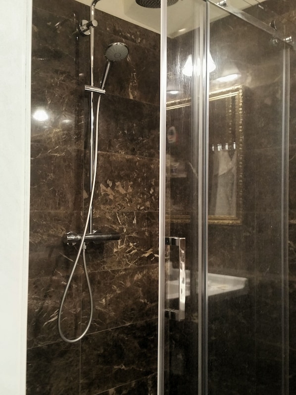 Een douche, een haardroger, handdoeken, zeep