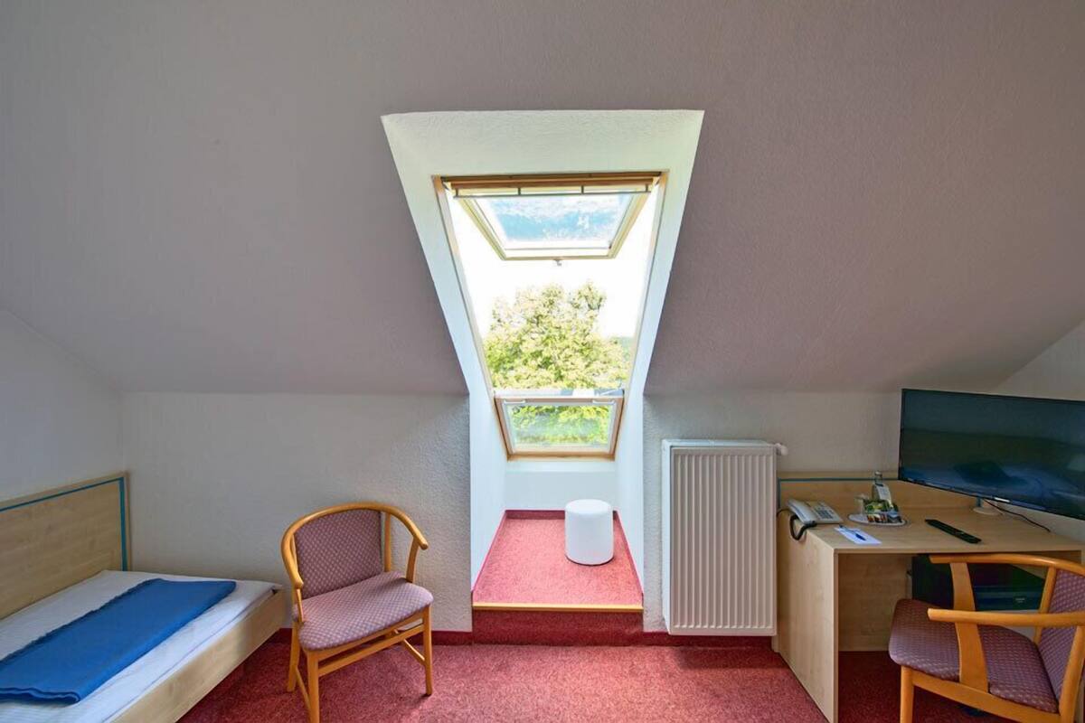 Little Single Room | WiFi (free), bed sheets