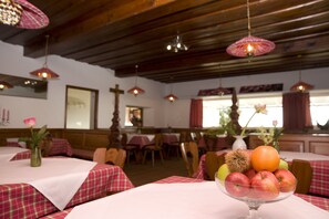 Desayuno buffet diario (EUR 7 por persona)