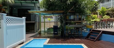 Kolam renang outdoor, dengan payung kolam renang dan kursi berjemur