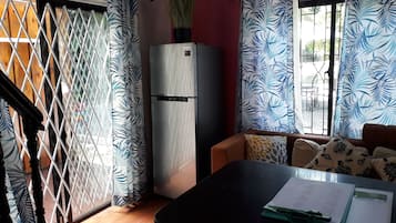 Apartemen, 2 Tempat Tidur Double, pemandangan kolam renang | Area keluarga | TV layar datar