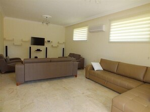 Villa, 5 camere da letto | Area soggiorno | TV LCD