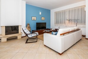 Villa, 2 camere da letto, terrazzo | Soggiorno | TV a schermo piatto