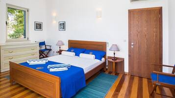 Villa, 2 Schlafzimmer, Terrasse | 2 Schlafzimmer, schallisolierte Zimmer, Bügeleisen/Bügelbrett