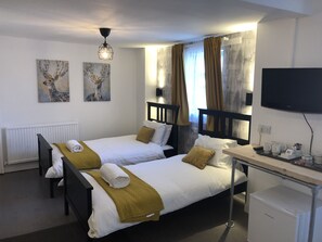 Family Quadruple Room, Multiple Beds, Non Smoking, Courtyard View | Bed sheets, wheelchair access - Raleghs Cross Inn (Watchet)