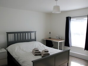 Classic Double Room, Shared Bathroom - The Swan Inn (Southampton)