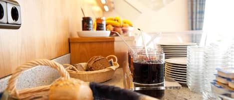 Esmorzar diari d'estil bufet gratuït